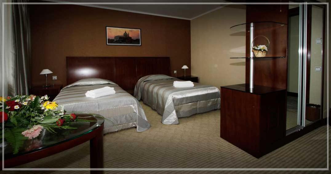 Voyage Hotel Alma-Ata Rum bild