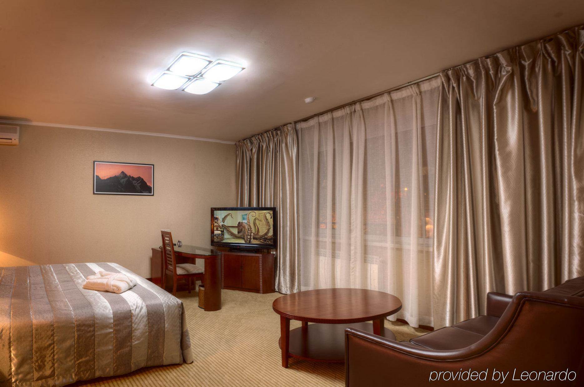 Voyage Hotel Alma-Ata Rum bild