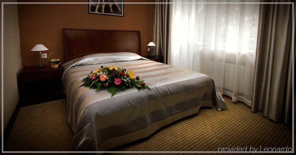 Voyage Hotel Alma-Ata Rum bild